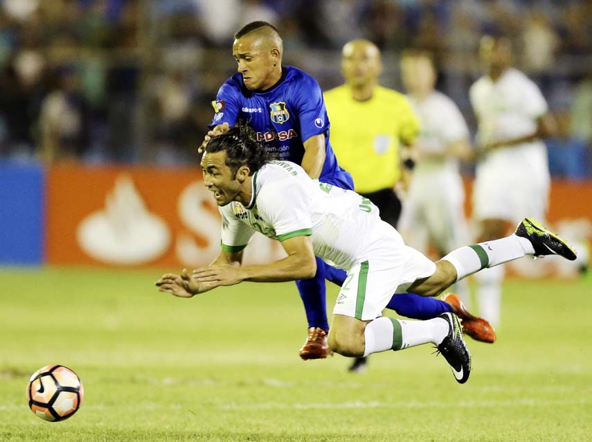 Brazil's Chapecoense Apodi (front) is fouled by Venezuela's Zulia FC Junior Moreno during their Copa Libertadores soccer match in Maracaibo, Venezuela recently.