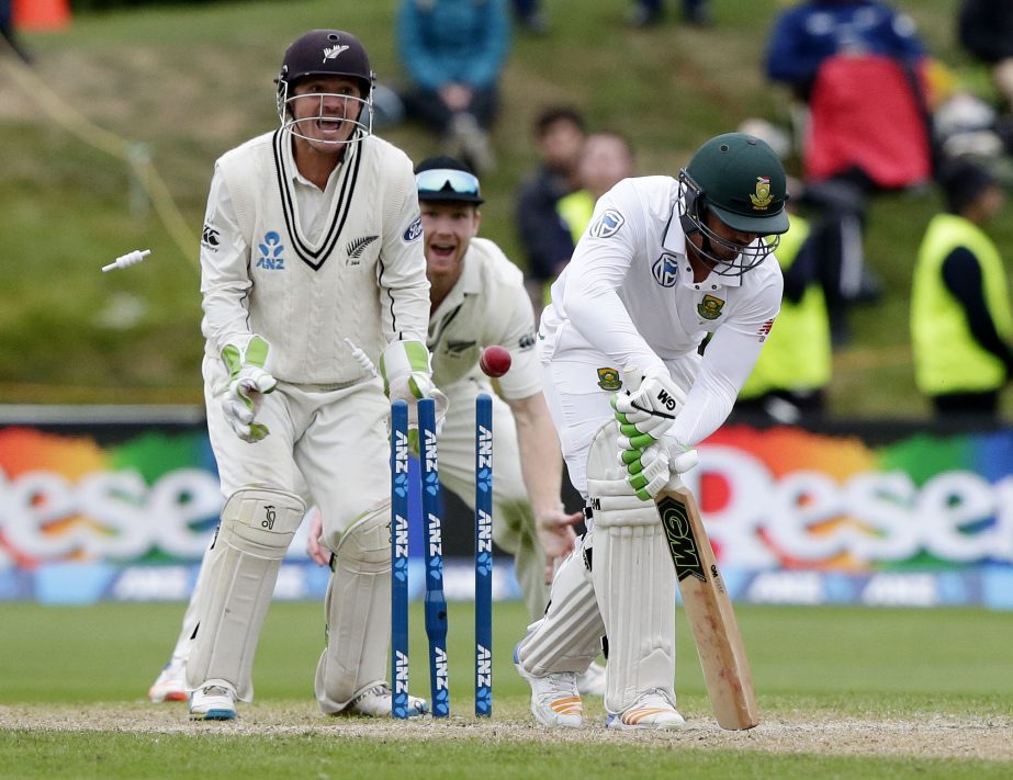 South Africa's Quentin de Kock (right) is out bowled as New Zealand's BJ Watling celebrates during day four of the first cricket Test at University Oval, Dunedin, New Zealand on Saturday.