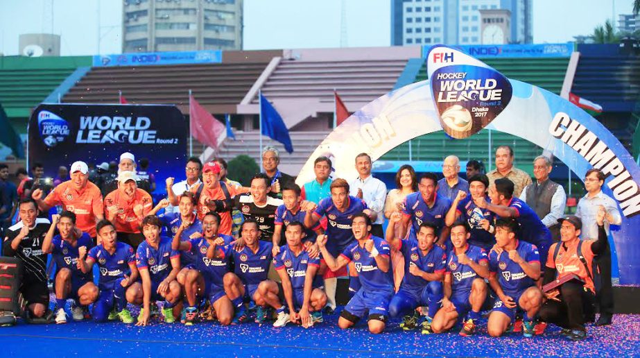 Members of Malaysia Hockey team, the champions of the World Hockey League round 2 with the chief guest Finance Minister Abul Maal Abdul Muhith and the officials of Bangladesh Hockey Federation pose for a photo session at the Moulana Bhashani National Hock