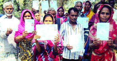 SAGHATA(Gaibandha): Labourers demonstrating by showing job cards as they are not included in 40 day-long work project in Podumsahar Union at Saghata Upazila premises on Sunday.