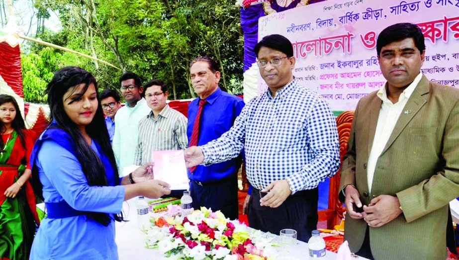 DINAJPUR: Whip of Jatiya Sangsad Iqbalur Rahim MP giving prizes among the winners of annual sports and cultural function of Dinajpur Govt City College as Chief Guest yesterday.