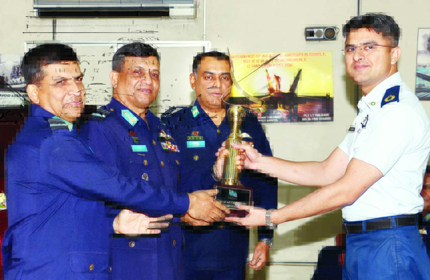 Assistant Chief of Air Staff (Admin) Air Vice Marshal Masihuzzaman Serniabat handing over the "Chief of Air Trophy" to Squadron Leader Kashif Saeed of Pakistan Air Force for his best performance in No 58 Flight Safety Course at FSI ,BAF Base Bashar