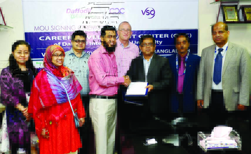 Md. Forkhan Uddin, Operations Manager, VSO Bangladesh and Feroz Mahmud, Director, CDC in presence of Prof Dr Yousuf M. Islam, VC and Prof Dr Engr A K M Fazlul Hoque, Registrar, Daffodil International University exchanging MoU between them at a function y