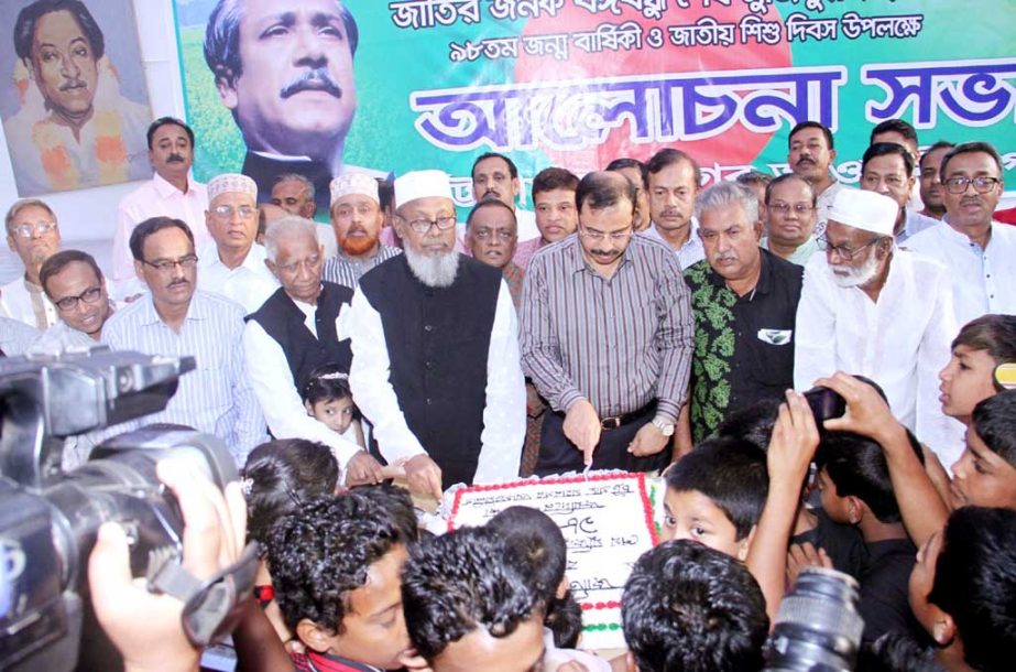 Alhaj A B M Mohiuddin Chowdhury, President, Chittagong City Awami League and CCC Mayor A J M Nasir Uddin cutting cakes in observance of the 98th birthday of Bangabandhu Sheikh Mujibur Rahman and the National Children's Day in Chittagong on Friday.