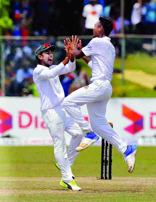 Mustafizur Rahman (right) celebrates the dismissal of Sri Lanka's Dinesh Chandimal with teammate Mehedi Hasan Miraz on day four of their second Test cricket match in Colombo, Sri Lanka on Saturday. Internet photo