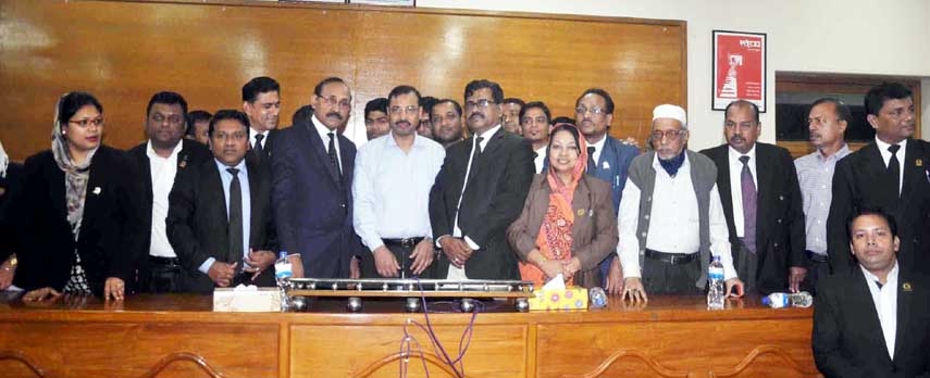 CCC Mayor AJM Nasir Uddin posed for photographs with leaders of Chittagong Distract Lawyers' Association during a courtesy call at Nagar Bhaban recently.