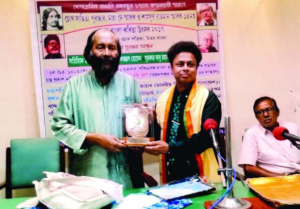 Poet Kafi Sheikh being awarded with 'Shamsur Rahman Commemoration' in poetry at a ceremony held recently at Rabindra Sadan in Kolkata.