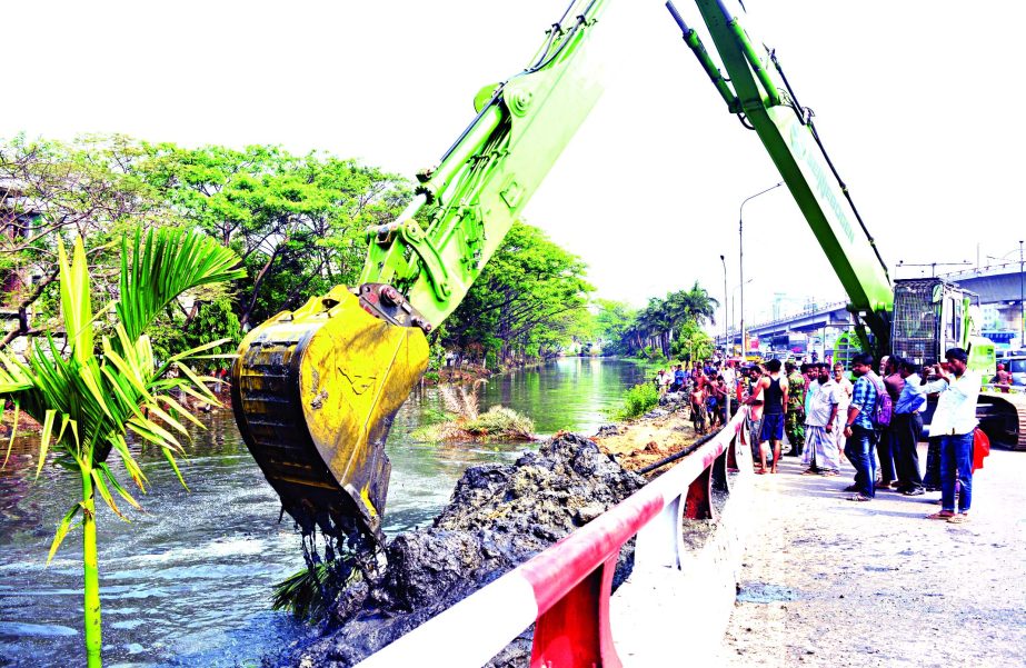 Members of Bangladesh Army re-excavating and removing the wastes from the lake near the Naval Headquarters in Dhaka Cantonment on Tuesday.