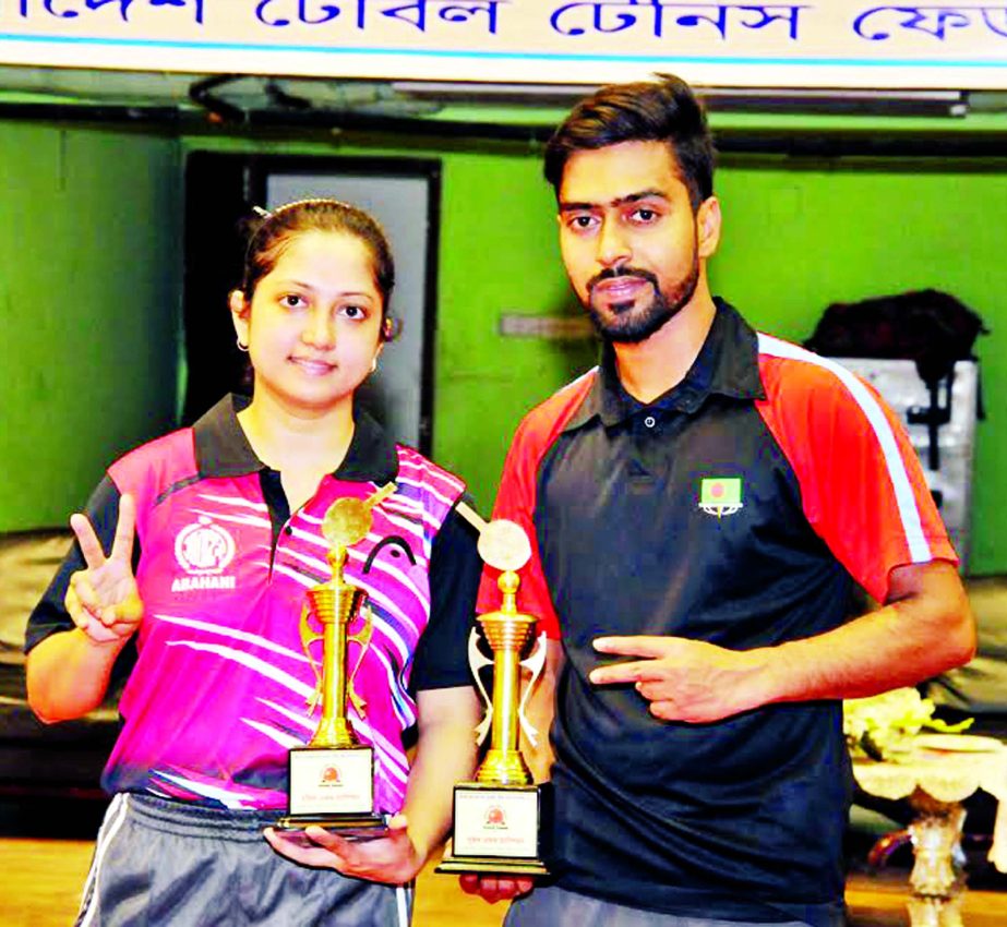 Soma of Abahani Limited (left) and Javed of Parititi Club pose for photo with their trophies at Shaheed Tajuddin Ahmed Indoor Stadium on Wednesday.