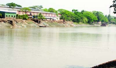 KHULNA: Influentials grabbing Bhairab River. This picture was taken from Digholia area yesterday.