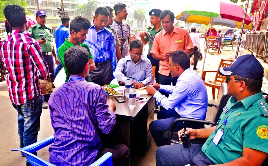 DMP mobile court on Thursday realises Tk 50 to Tk 200 as fine from the pedestrians those passes the main thoroughfare ignoring the nearby foot-over bridge. This photo was taken from Motijheel Shapla Chattar area.