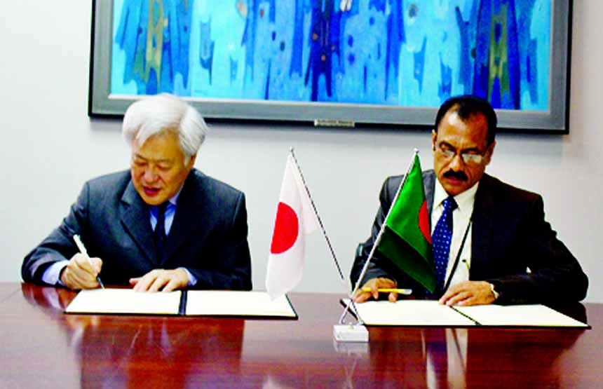 Masato Watanabe, Ambassador of Japan to Bangladesh and Dr. S.M. Nazrul Islam, Curator of Bangladesh National Zoo sign a contract on financial assistance in the city on Thursday.
