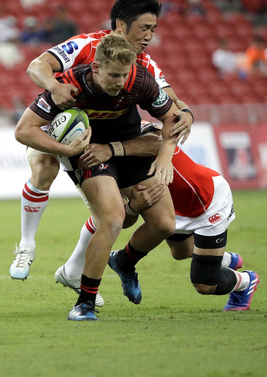 South Africa's Robert Du Preez of the Stormers (front) runs with the ball while Japan's Shokei Kin of the Sunwolves tries to stop him during their Super Rugby match in Singapore on Saturday.