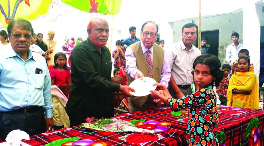 BETAGI(Barguna ): Prof. M A Khan, Founder and Chairman, Managing Committee of M A Khan Govt. Primary School distributing prizes among the winners of the annual sports and cultural programme of the school recently.