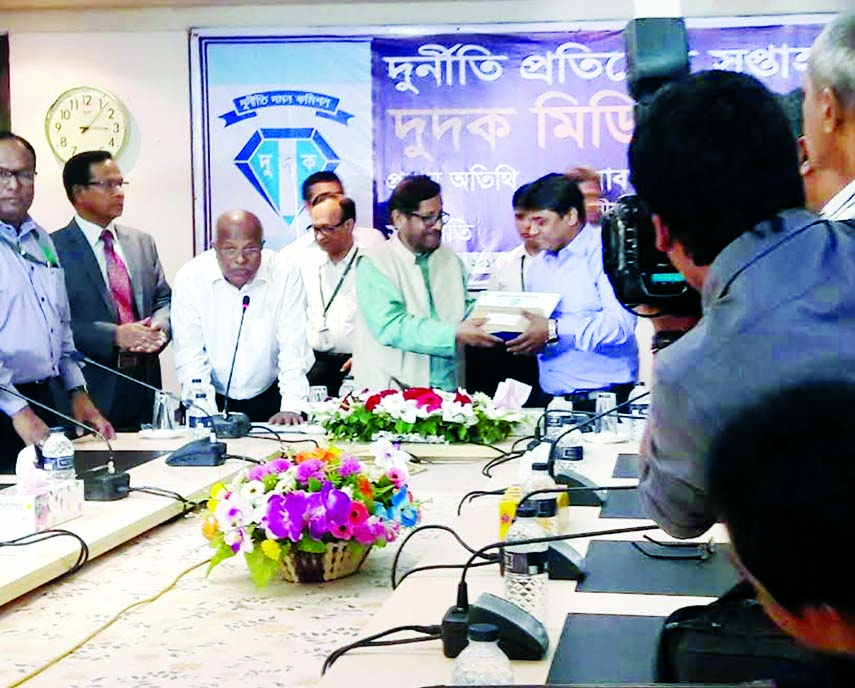 MM Sekander, Special Correspondent , Ekushey Television receiving ACC Media Award from the Cultural Affairs Minister Asaduzzaman Noor MP for anti-corruption and investigative reporting at a function at ACC Auditorium on Tuesday. ACC Chairman Iqbal Mahmu
