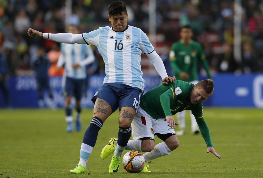 Argentina's Marcos Rojo (left) fights for the ball with Bolivia's Alejandro Chumacero during a 2018 Russia World Cup qualifying soccer match at the Hernando Siles stadium in La Paz, Bolivia on Tuesday.