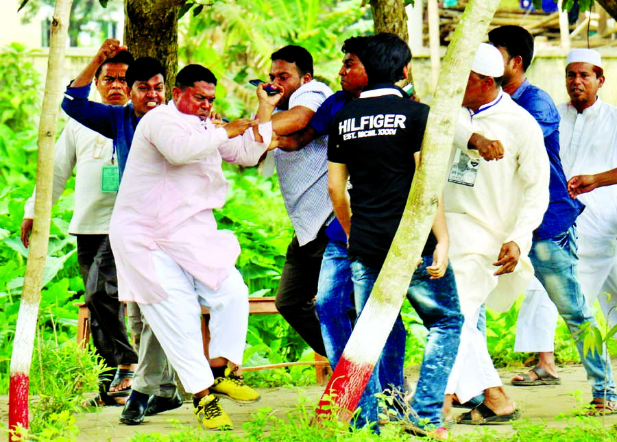Supporters of AL and BNP candidates attacked each other at Comilla City College polling station over allegation of vote rigging and ballot snatching. This photo was taken on Thursday.