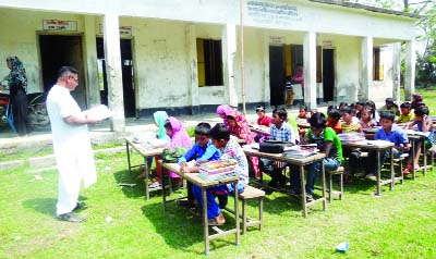 KHULNA: Students of Abdus Salam Mridha Government Primary School at Dhankhali area in Terokhada Upazila are attending classes under the open sky. This snap was taken yesterday.