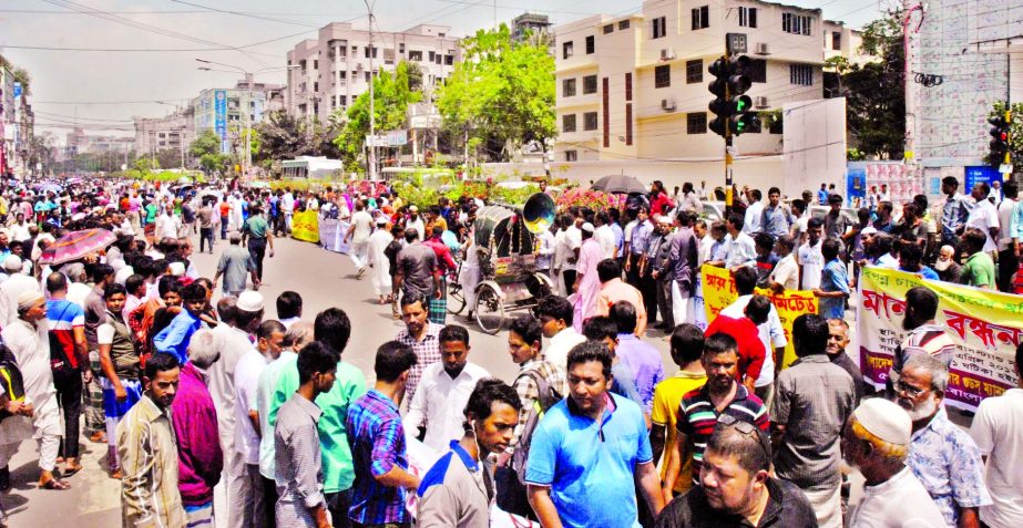 Tannery owners and workers blocked the road demanding installation of facilities including utility services at Hemayetpur tannery factory zone in Savar before shifting from Hazaribagh. This photo was taken from Dhanmondi's Jhikatala area on Saturday.