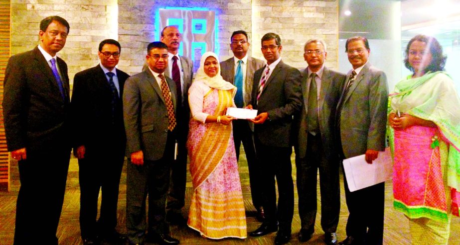 Mohammodi Khanam, CEO of Prime Insurance Company Ltd, handing over a claim cheque to Md Arfan Ali, President and Managing Director of Bank Asia Ltd, at head office of the bank recently. Syed Monirul Haque, DMD & Head of Operation and Sujit Kumar Bhowmik,