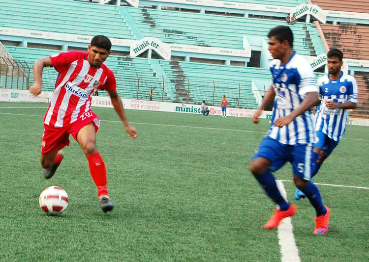 A moment of the match of the Saif Power Tec Dhaka Metropolis Senior Division Football League between PWD Sporting Club and Wari Club at the Bir Shreshtha Shaheed Sepoy Mohammad Mostafa Kamal Stadium in Kamalapur on Tuesday. PWD Sporting Club won the match