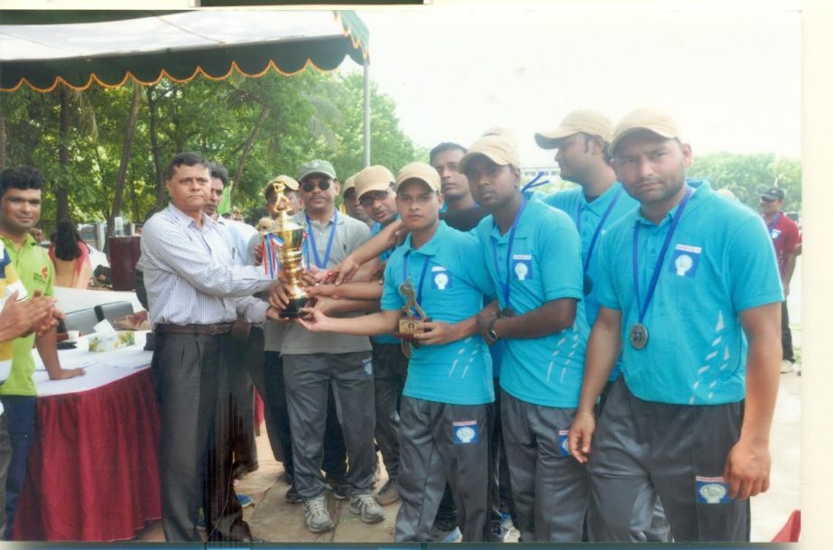 Major General Moin Uddin, Chairman of Bangladesh Polli Biddutyan Board handing over prizes among the winners of friendly cricket match at the Armed Police Battalion, Uttara, Dhaka ground recently.