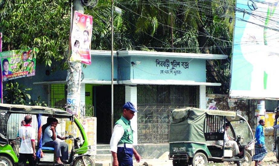 KHULNA: Shibbari police box, under KMP located at Shibbari intersection in the city, did not hoist national flag violating law. This picture was taken yesterday.