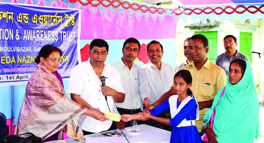 KULAURA (Moulvibazar): Seyda Nazmin Sultana, Chairperson, Kulaura Education and Awareness Trust distributing cheque among the meritorious students in Kulaura as Chief Guest on Saturday. Among other, AKM Shafi Ahmed Solman, Principal, Shahjalal Ideal