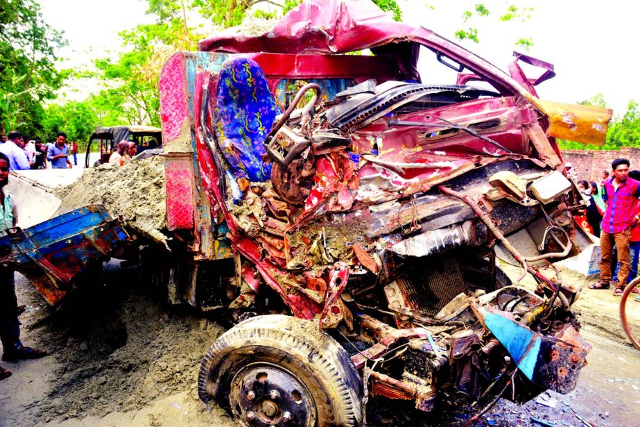 A head-on collision between a bus and a truck at Fanir crossing at second bypass Subgram in Bogra town on Wednesday left three people dead and two injured.