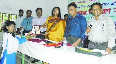 MANIKGANJ: Kanij Fatima, UNO, Daulatpur Upazila distributing prizes among the winners of Talent Hunt Competition on the occasion of the National Education Week organised by Upazila Administration and Upazila Education Office, Daulatpur recently.