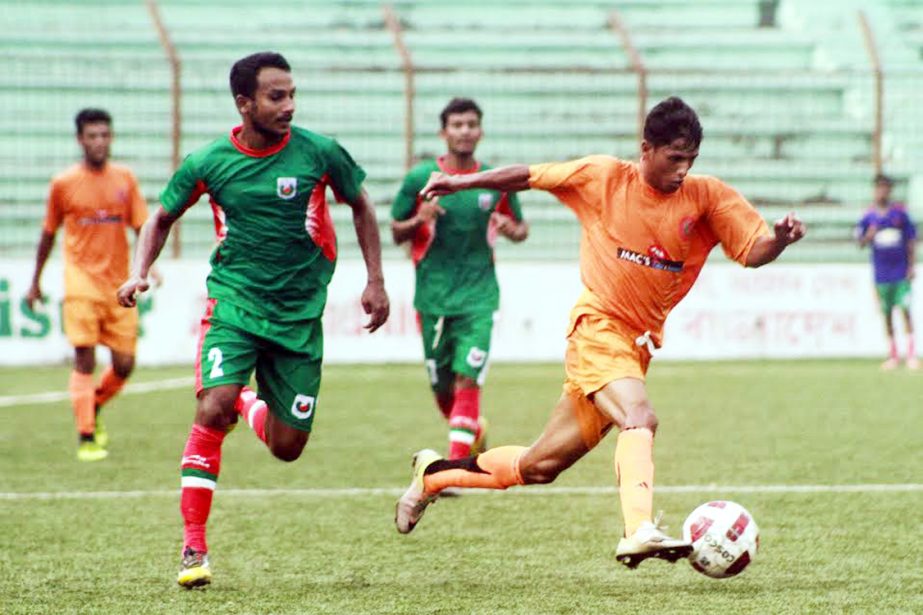 A view of the match of the Saif Power Tec Senior Division Football League between Swadhinata Krira Chakra and Jatrabari Krira Chakra at the Bir Shreshtha Shaheed Sepoy Mohammad Mostafa Kamal Stadium in Kamalapur on Thursday. Swadhinata Krira Chakra won th