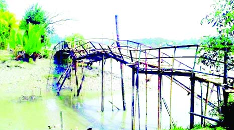 KHULNA: A dilapidated bamboo bridge over Gilatala Canal at Rampal needs immediate renovation to ease the sufferings of the local people.