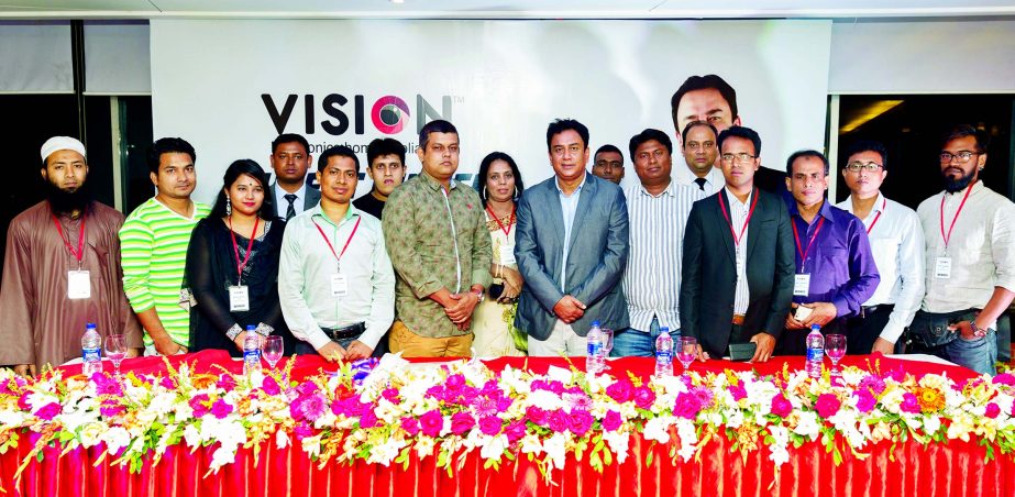 Vision Brand Ambassador Actor Zahid Hassan poses with the raffle draw winners of Vision Electronics at a city hotel recently. Mahabubul Wahid, General Manager (Marketing), Rakib Ahmed, Brand Manager and Rezaul Hossain, Assistant Brand Manager of the compa