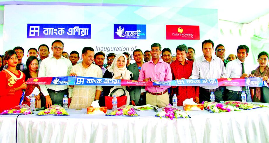 Md. Arfan Ali, Managing Director of Bank Asia and Ms. Uzma Chowdhury, Director of Pran-RFL Group, inaugurating an agent banking outlet inside the Daily Shopping outlet of PRAN Group at Khilkhet Namapara in the city on Friday.