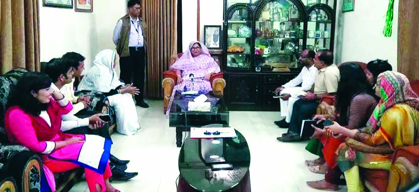 The investors of Deshshomoy.com, a popular online portal, called on Syeda Rokeya Begum, wife of Shipping Minister Shahjahan Khan, at the minister's residence on Mintu Road in the city on Friday.