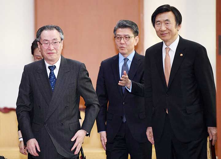 Wu Dawei, China's special representative for Korean Peninsula Affairs, left, with his South Korean counterpart, Kim Hong-kyun, center, and Foreign Minister Yun Byung-se of South Korea, right, in Seoul, on Monday.