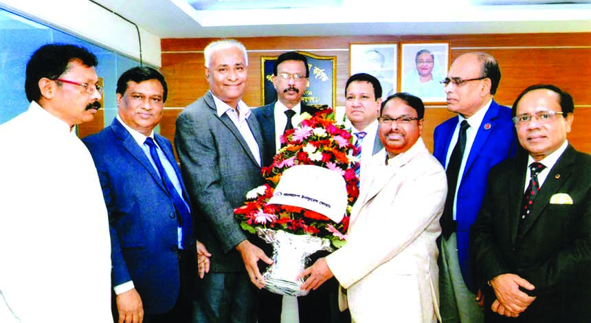 A team led by B M Yousuf Ali, President of Bangladesh Insurance Forum, greetings Gokul Chand Das, newly appointed Chairman of Insurance Development and Regulation Authority, at his office recently. Hemayet Ullah, Vice-President, Md. Fazlul Haque Khan, Sec