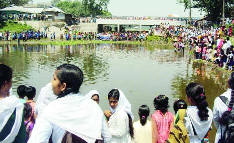 KURIGRAM: Locals at Ulipur formed a human chain demanding measures to save the Buri Teesta River from land grabbers on Tuesday.