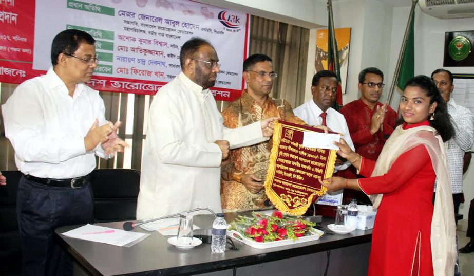 Best weightlifter of the year Mabia Akhter Simanta receiving a stipend of Taka fifteen thousand (monthly) from President of Bangladesh Weightlifting Federation and Director General of Border Guard Bangladesh Major General Abul Hossain at the conference ro
