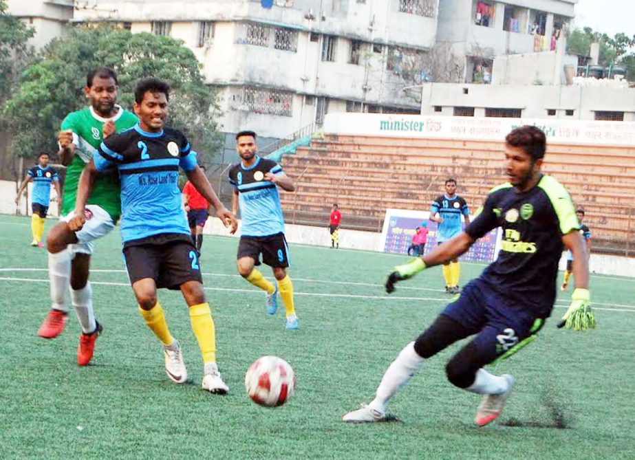 A moment of the match of the Saif Power Tec Dhaka Metropolis Senior Division Football League between Bangladesh Boys Club and Badda Jagaroni Sangsad at the Bir Shreshtha Shaheed Sepoy Mohammad Mostafa Kamal Stadium in Kamalapur on Saturday. Bangladesh Boy