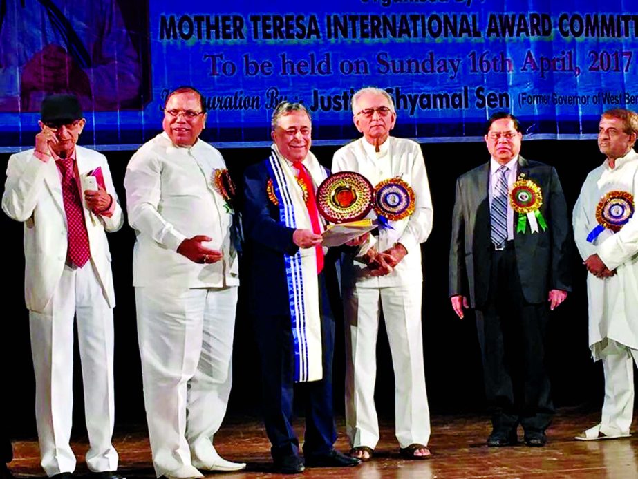 Nasir A Choudhury, Advisor of Green Delta Insurance Company Limited, receiving Mother Teresa International Award from Justice Shyamal Sen, Former Governor of West Bengal and Former Chief Justice of Calcutta High Court and Allahabad High Court for his cont