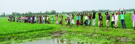 SREEBARDI (Sherpur): Seasonal farmers in Sreebardi Upazila formed a human chain as fishermen of the area took lease of Baisha Canal which has been used as for irrigation to cultivate lands. This snap was taken yesterday.