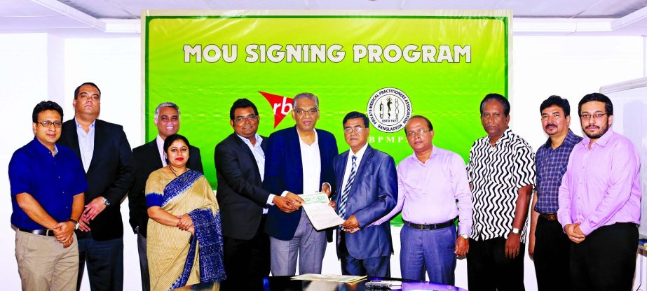 Prof. Dr. Md Maniruzzaman Bhuiyan, President of Bangladesh Private Medical Practitioners Association (BPMPA) and Vishal Gupta, General Manager of Reckitt Benckiser Bangladesh Limited, exchanging a MoU signing documents to drive awareness for the need of H