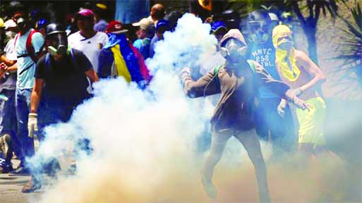 There were clashes between protesters and riot police against the government of President Nicolas Maduro and demanding new election. Internet photo