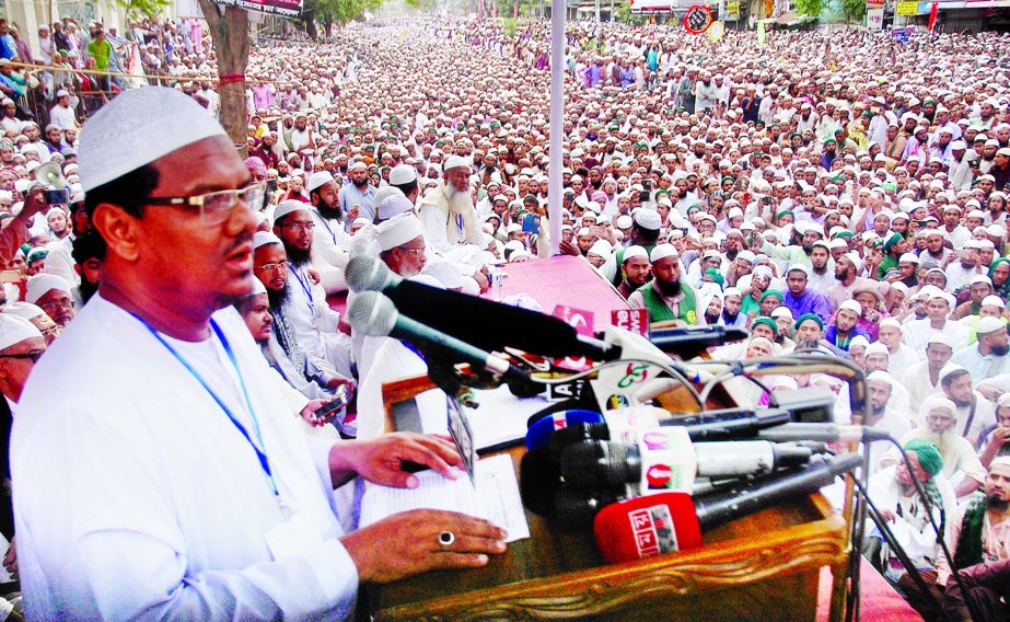 Mufti Syed Muhammad Rezaul Karim, Ameer of Islami Shashantantra Andolan addressing a grand conference demanding removal of Greek statue of the Lady Justice from in front of the Supreme Court premises. This photo was taken from north gate of Baitul Mukarra