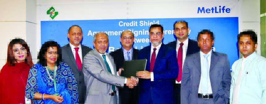 Md Motaleb Hossain, Deputy Managing Director of Standard Bank Ltd. and Syed Hammadul Karim, Chief Marketing Officer of MetLife Bangladesh exchanging agreement signing documents in the city recently. Md Jafar Sadeque Chowdhury, Chief Distribution Officer o