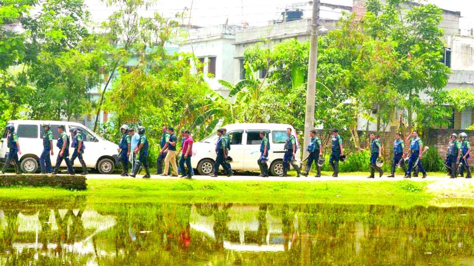 Police conducted block raid in houses in search of militants in Hargram and Tultulipara areas of Rajshahi city on Tuesday. Sensing a militant hideout, Rajshahi Metropolitan Police (RMP) personnel sealed off an area of one-kilometre area from early morning