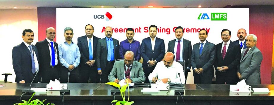 A E Abdul Muhaimen, Additional Managing Director of United Commercial Bank Limited and Veera Muthusamy, Director of Lycamoney Financial Services Limited sign an agreement for business alliance to offer convenient services for the customers including migra