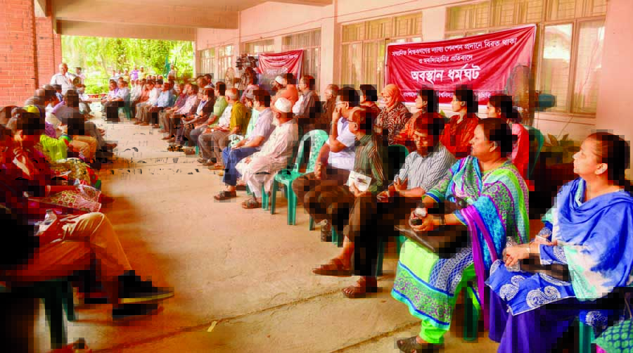 BUET Teachers Association observed a sit-in-programme in front of Academic Council Building on the BUET campus demanding their due pay-scale yesterday.