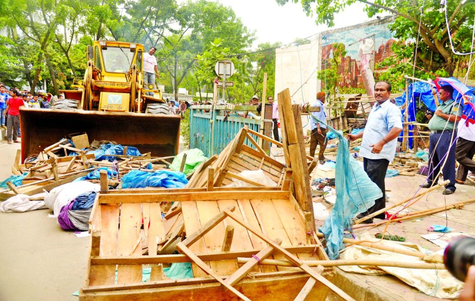 Dhaka-South City Corporation evicted unauthorised structures being set up beside the road and on footpaths near New Market. This photo was taken on Wednesday.